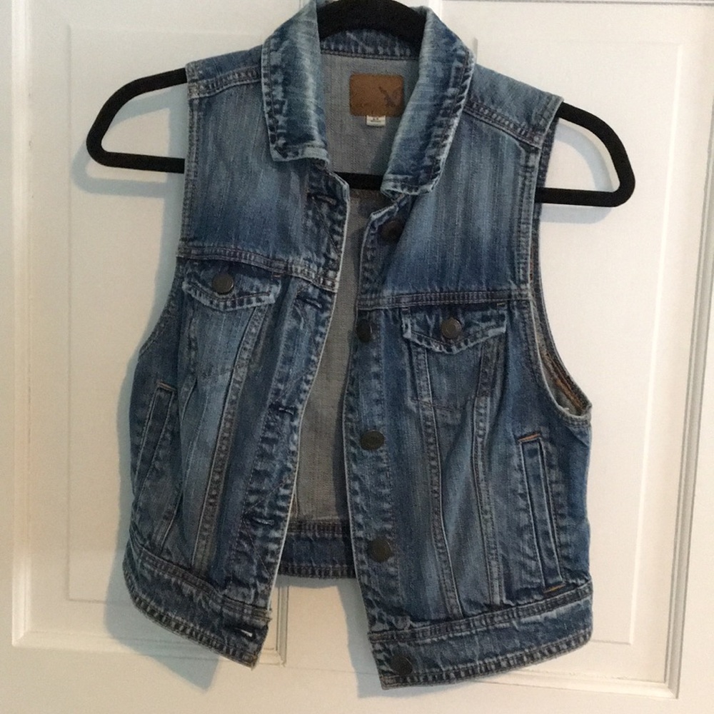 American Eagle denim vest in medium wash